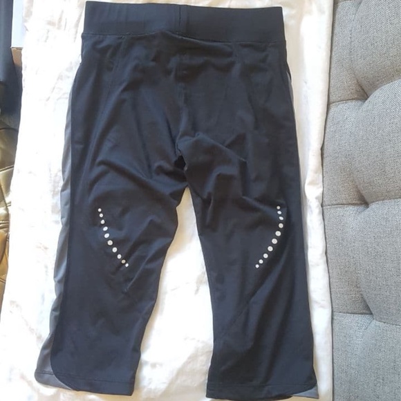 NWOT Women's Nike 3/4 Track Pants Tights + Pockets - Black and Grey - Picture 3 of 8